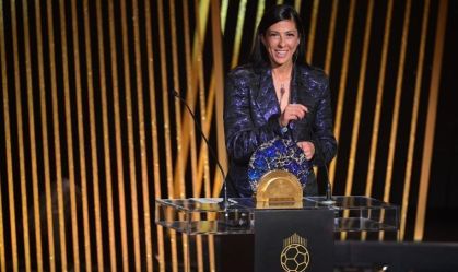 Jennifer Hermoso recebe o prêmio durante evento em Paris