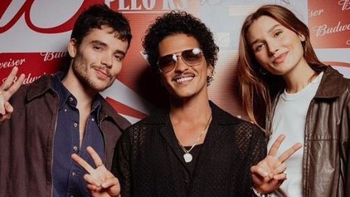 João Lucas e Sasha Meneghel posam ao lado de Bruno Mars em São Paulo