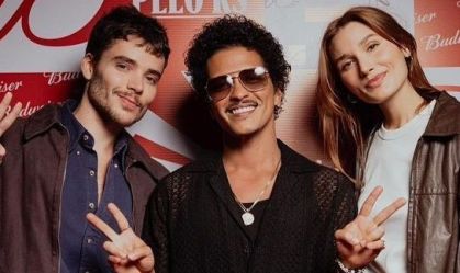 João Lucas e Sasha Meneghel posam ao lado de Bruno Mars em São Paulo