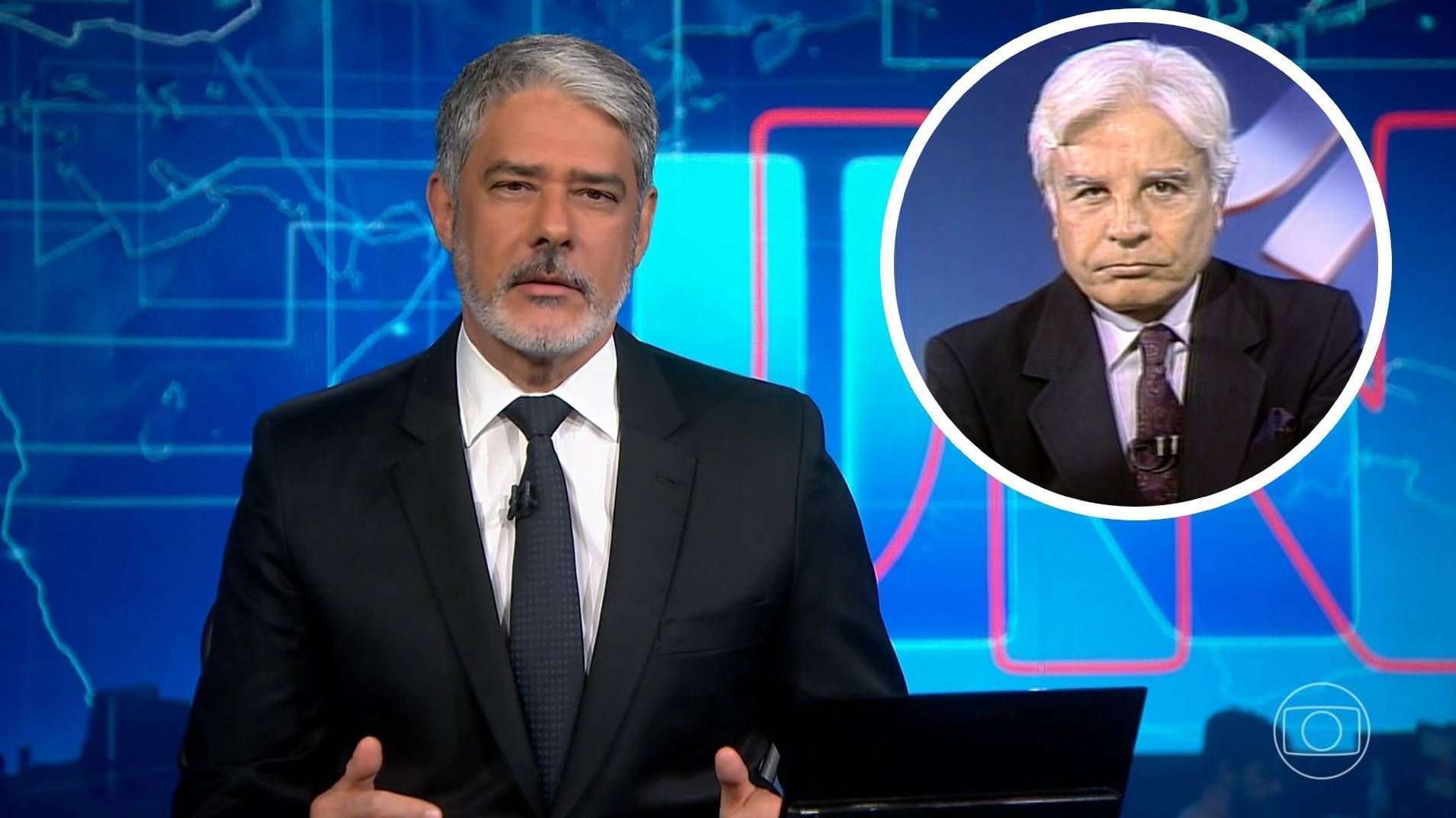 William Bonner diante do cenário do Jornal Nacional com a foto de Cid Moreira em destaque