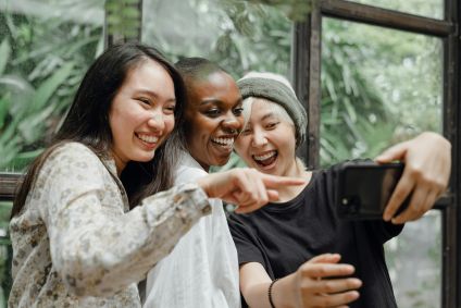 Jovens se divertem com conteúdo no celular