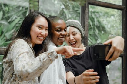 Jovens se divertem com conteúdo no celular