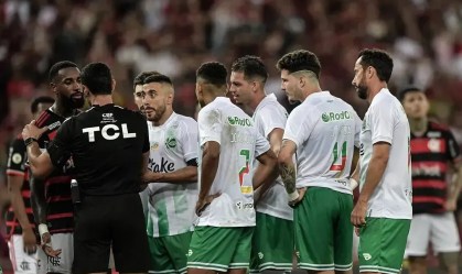 Nenê, jogador do Juventude, reclama com a arbitragem após tomar cartão vermelho