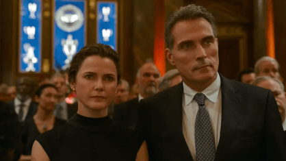Keri Russell e Rufus Sewell interpretam Kate e Hal em "A Diplomata", thriller da Netflix