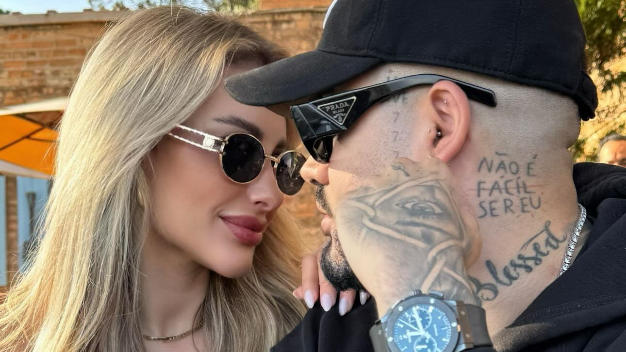 Cantor publicou diversas fotos e vídeos com a influenciadora e se declarou para a moça
