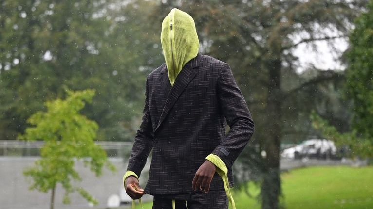 Konaté se apresentou à seleção francesa com uma roupa inusitada