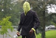 Jogador se apresenta à França com roupa inusitada; veja vídeo