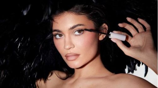 Kylie Jenner lança nova máscara de cílios no Brasil