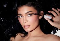 Marca de Kylie Jenner lança máscara de cílios com "até 24 horas de curvatura"