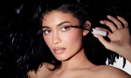 Kylie Jenner lança nova máscara de cílios no Brasil