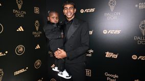 Lamine Yamal com o irmão caçula, Keyne, na chegada à Bola de Ouro