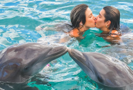 Lauana Prado posa com namorada, Tati Dias, e golfinhos no Caribe