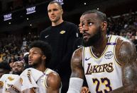 LeBron e Bronny James se tornam 1ª dupla de pai e filho a jogar juntos na NBA