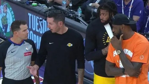 Brian Forte, JJ Redick, Anthony Davis e LeBron James após marcação de falta flagrante de Bronny James em jogo da pré-temporada da NBA