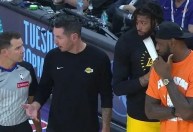 LeBron James "encara" árbitro após marcação de falta do filho na NBA