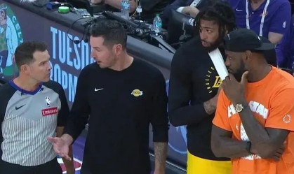 Brian Forte, JJ Redick, Anthony Davis e LeBron James após marcação de falta flagrante de Bronny James em jogo da pré-temporada da NBA