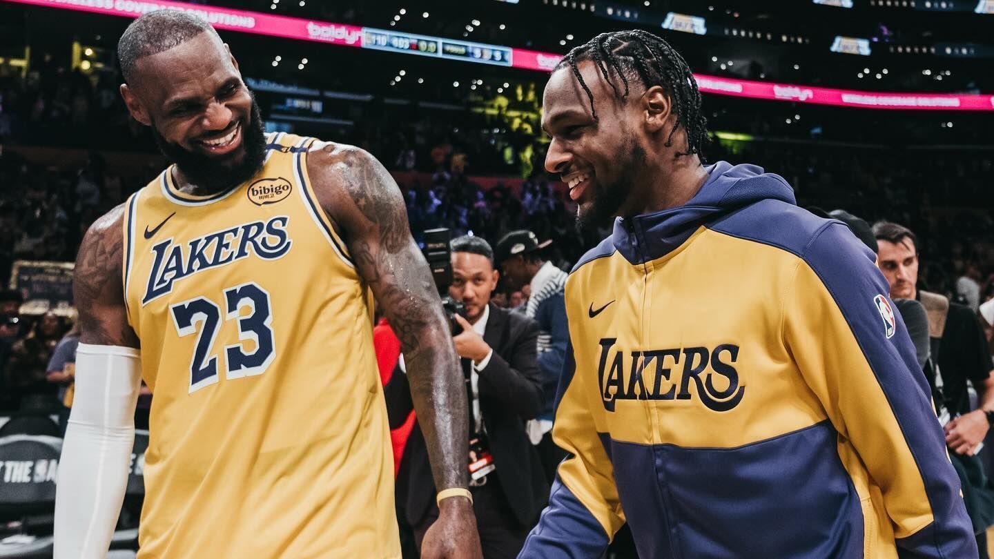 LeBron James e o filho Bronny em partida do Lakers