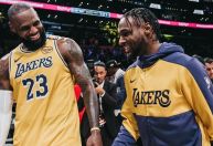 LeBron James reencontra o Cavaliers ao lado do filho, nascido em Cleveland