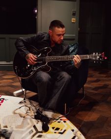 Liam James Payne foi um cantor, compositor e produtor musical britânico