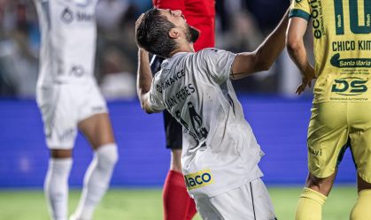 Luan Peres comemora o gol da vitória sobre o Mirassol, seu primeiro no retorno ao Santos
