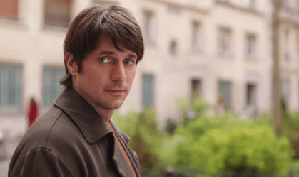 Lucas Bravo em "Emily em Paris"