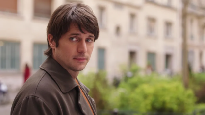 Lucas Bravo em "Emily em Paris"