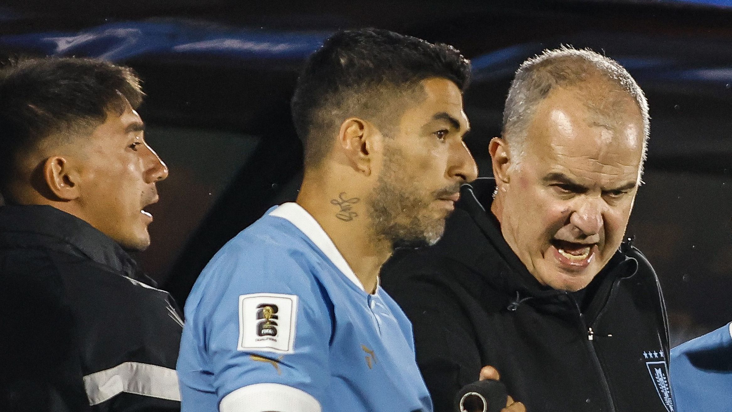Bielsa passa instruções para Suárez e Arrascaeta em jogo do Uruguai