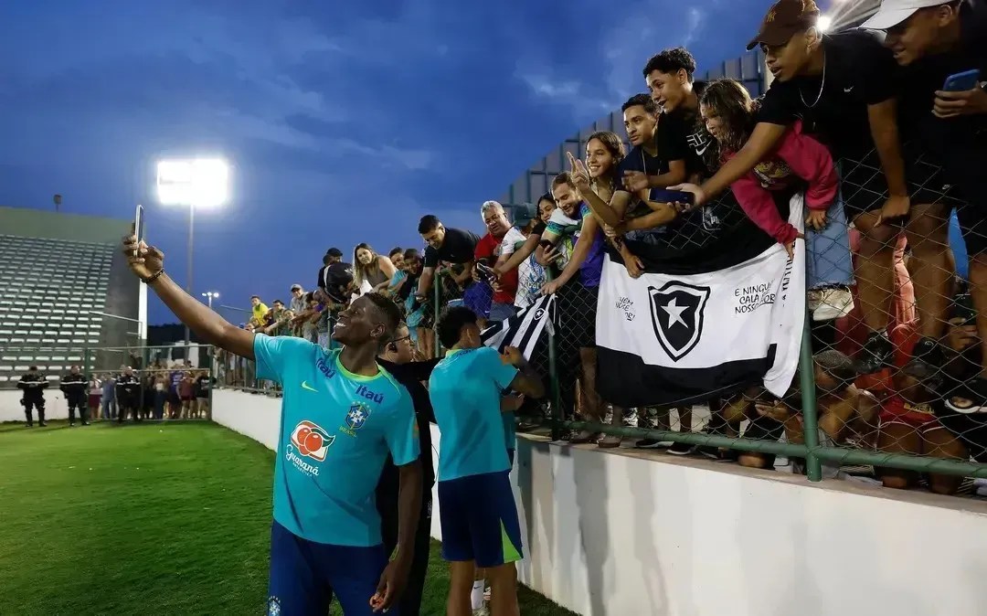Luiz Henrique e Igor Jesus pela Seleção