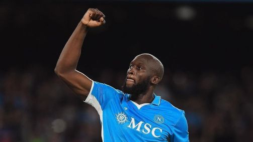 Lukaku comemora gol pelo Napoli sobre o Como