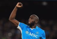 Brasileiro marca, Napoli vence o Como e segue líder isolado do Italiano