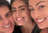 Filha de Cesar Filho e Elaine Mickely posta fotos do ensaio de casamento; veja