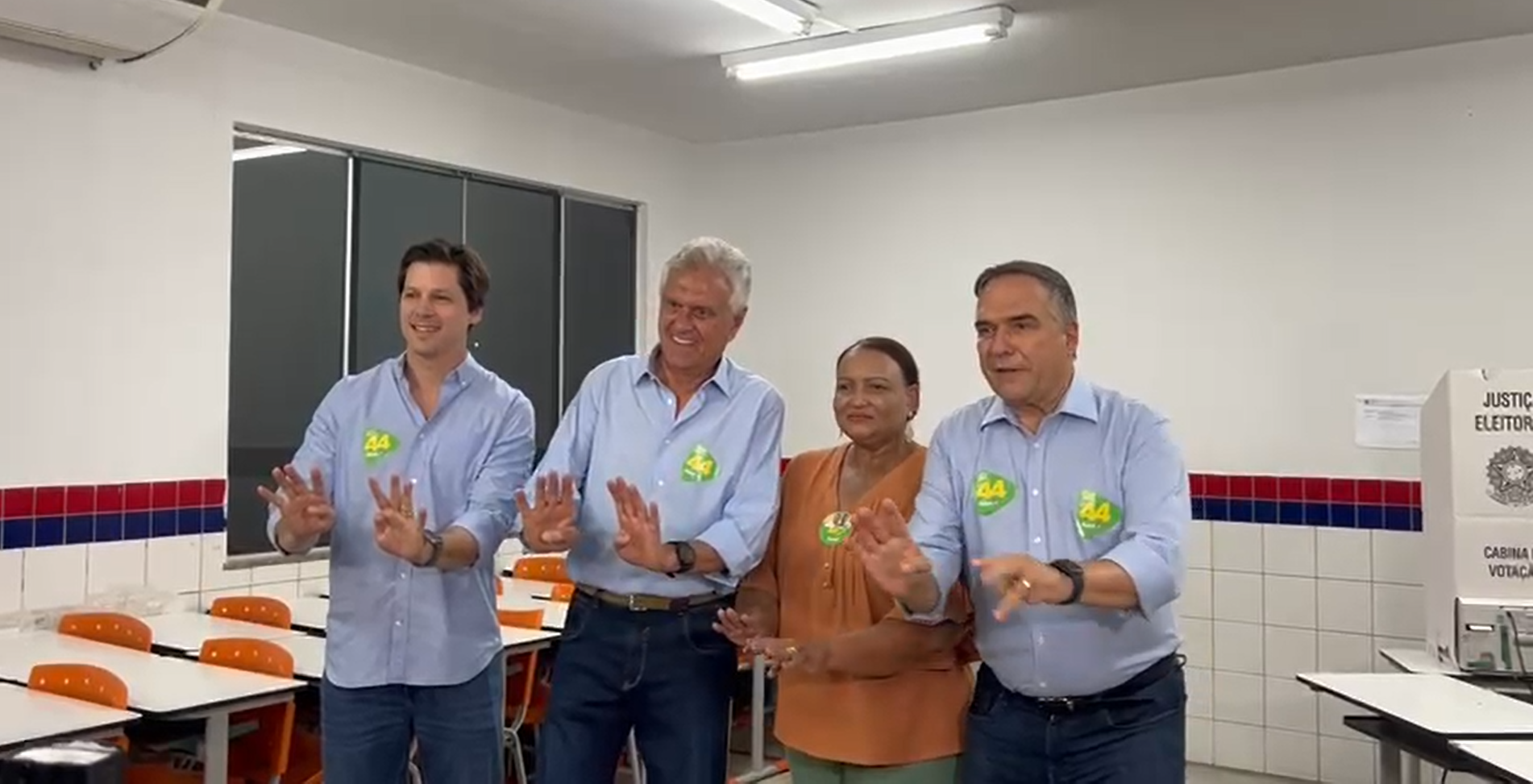 Candidato Sandro Mabel (União Brasil), à direita, vota acompanhado do governador Ronaldo Caiado (União), do vice-governador Daniel Vilela (MDB), e de sua candidata a vice, Coronel Cláudia (Avante). • Reprodução