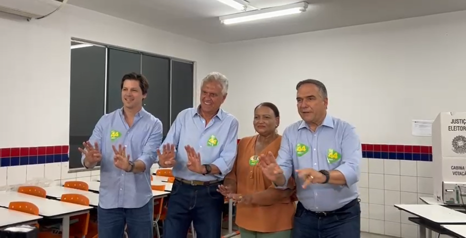 Candidato Sandro Mabel (União Brasil), à direita, vota acompanhado do governador Ronaldo Caiado (União), do vice-governador Daniel Vilela (MDB), e de sua candidata a vice, Coronel Cláudia (Avante). • Reprodução