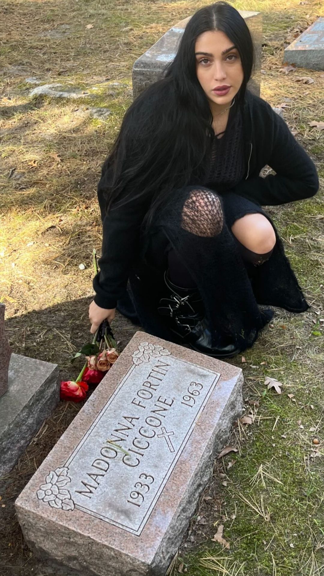 Lourdes Maria faz homenagem no túmulo da avó, Madonna • Instagram/Madonna
