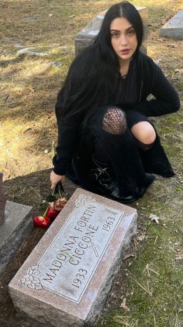 Lourdes Maria faz homenagem no túmulo da avó, Madonna • Instagram/Madonna