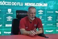 Mano Menezes critica arbitragem após derrota do Fluminense: "Pênaltis mandrakes"
