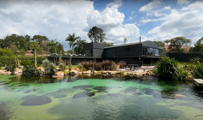 Lago, academia e sauna: conheça mansão de Felipe Titto à venda por R$ 30 milhões