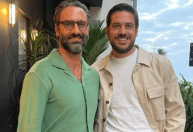 Marco Pigossi posa com marido cineasta em estreia no Festival do Rio
