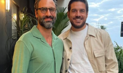 Marco Pigossi posa com marido cineasta em estreia no Festival do Rio