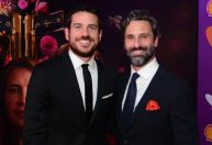 Marco Pigossi faz primeira aparição com marido após casamento na Itália