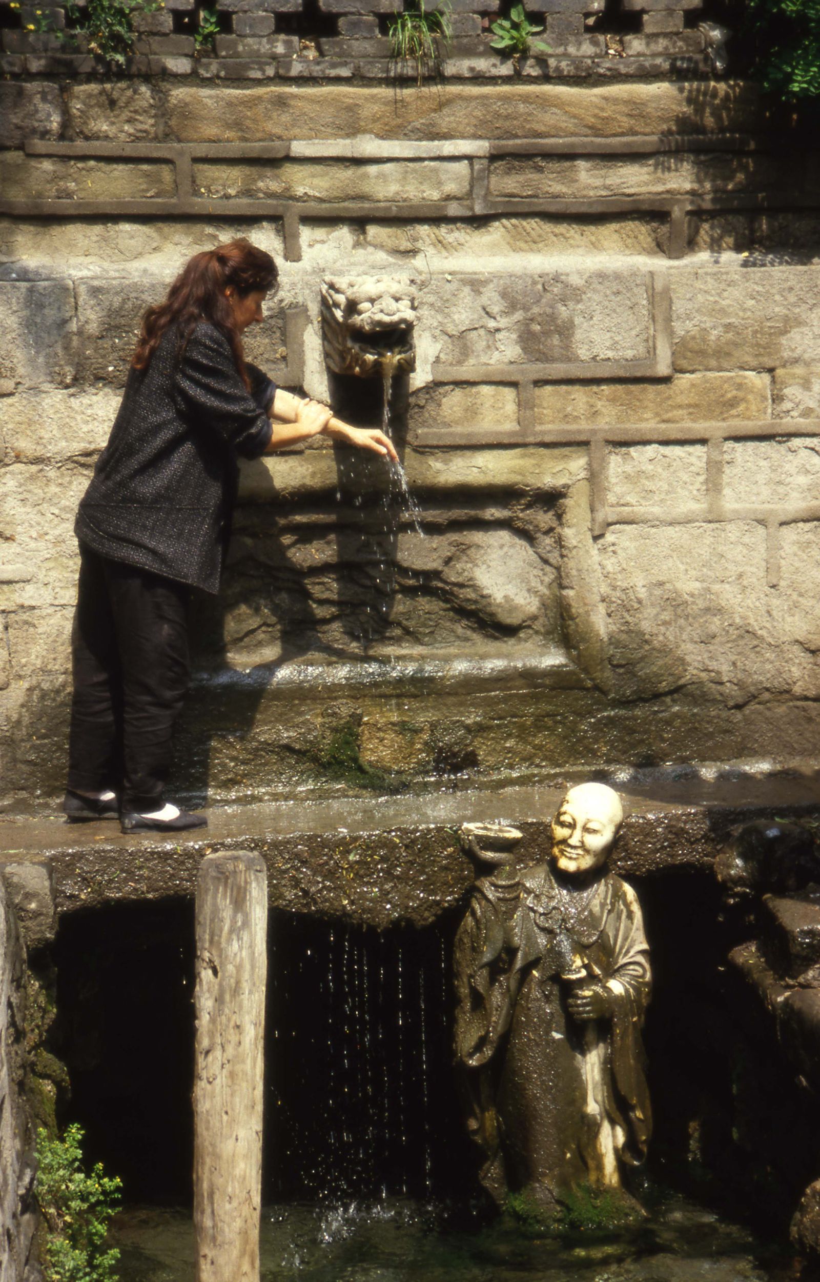 Ao longo do caminho, o artista ouviu histórias de moradores locais sobre dragões e o folclore que envolve a Grande Muralha • Courtesy of the Marina Abramović Archives via CNN Newsource