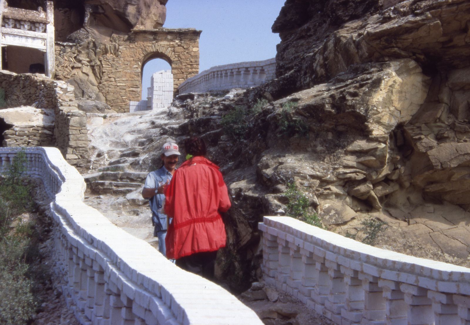 Os artistas finalmente se encontraram no local de um templo confucionista e taoista • Courtesy of the Marina Abramović Archives via CNN Newsource
