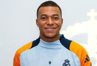 No centro de polêmica, Mbappé recebe prêmio no Real Madrid