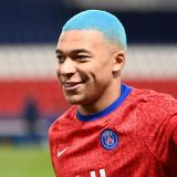 Mbappé com cabelo azul