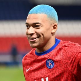 Mbappé com cabelo azul