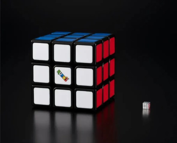 O cubo em miniatura em comparação com um padrão • TM & Spin Master Toys UK Limited