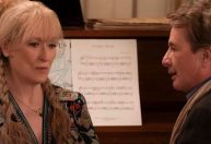 Meryl Streep e Martin Short são clicados aos beijos em set de série; veja