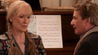 Meryl Streep e Martin Short são clicados aos beijos em set de série; veja