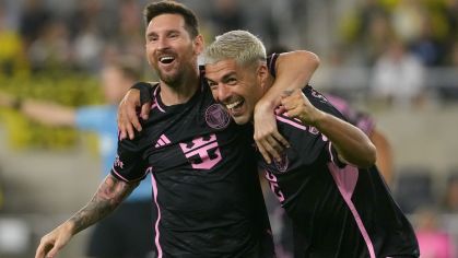 Messi e Suárez comemoram gol do Inter Miami na vitória sobre o Columbus Crew