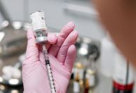 Uso de midazolam em procedimentos médicos: benefícios, riscos e orientações
